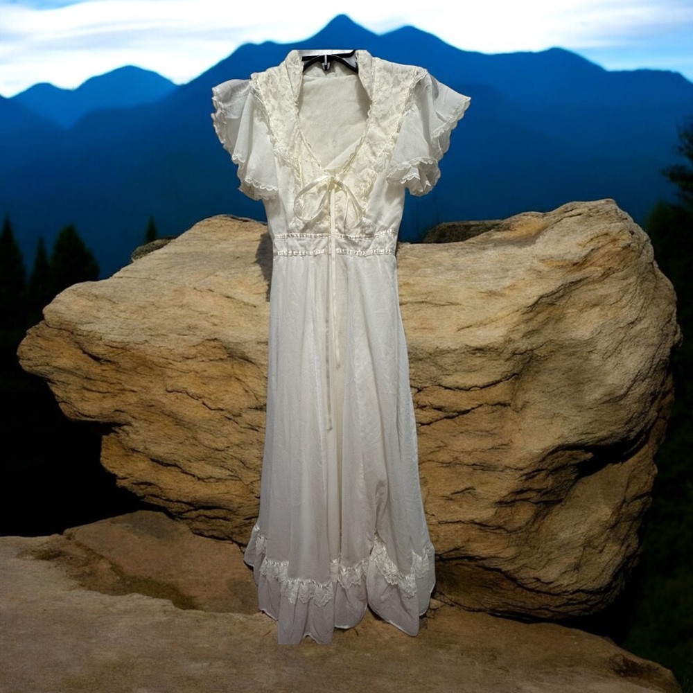 White Ruffled V-Neck Bridal Gown vintage dress size s
